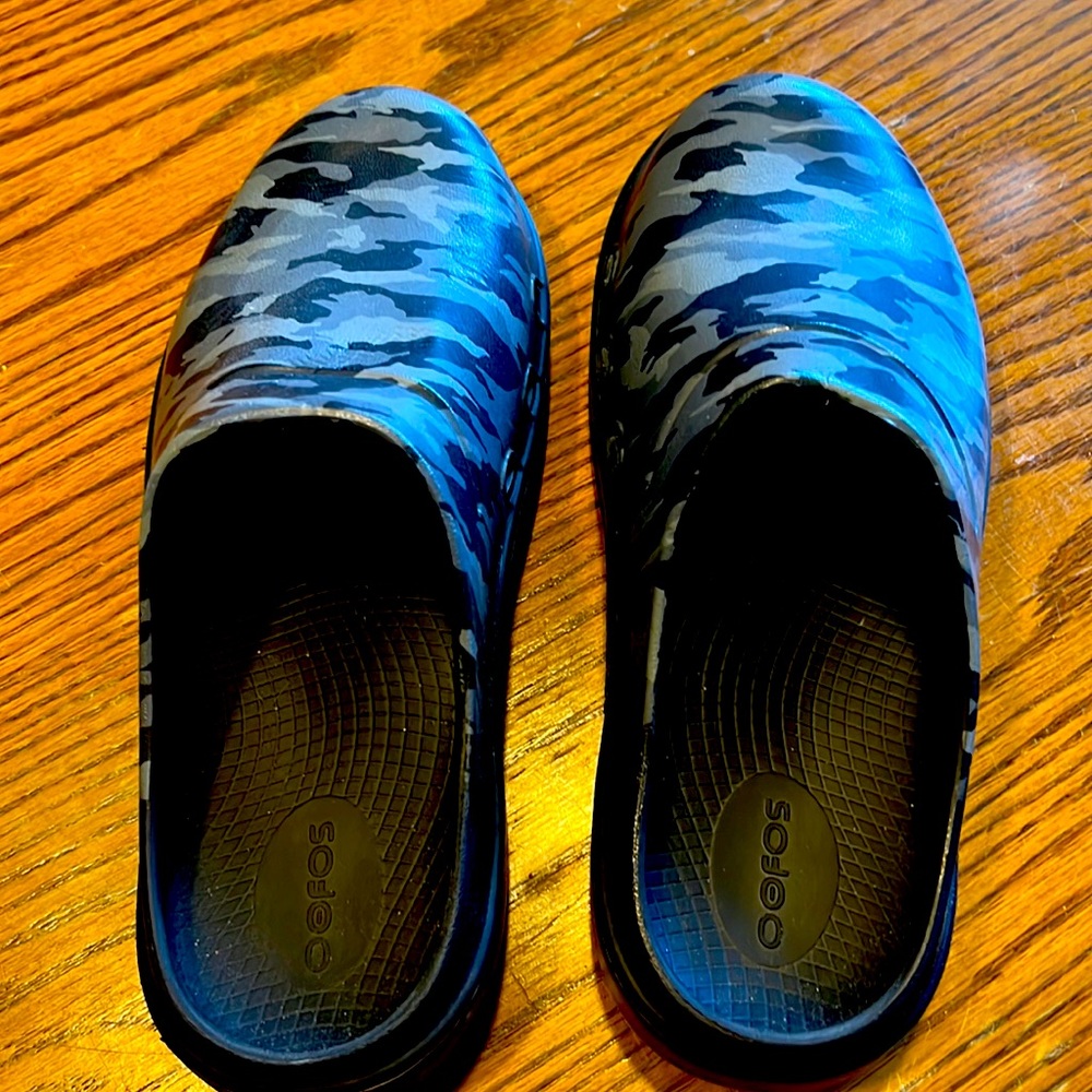 Oofos black/gray camo print clogs.